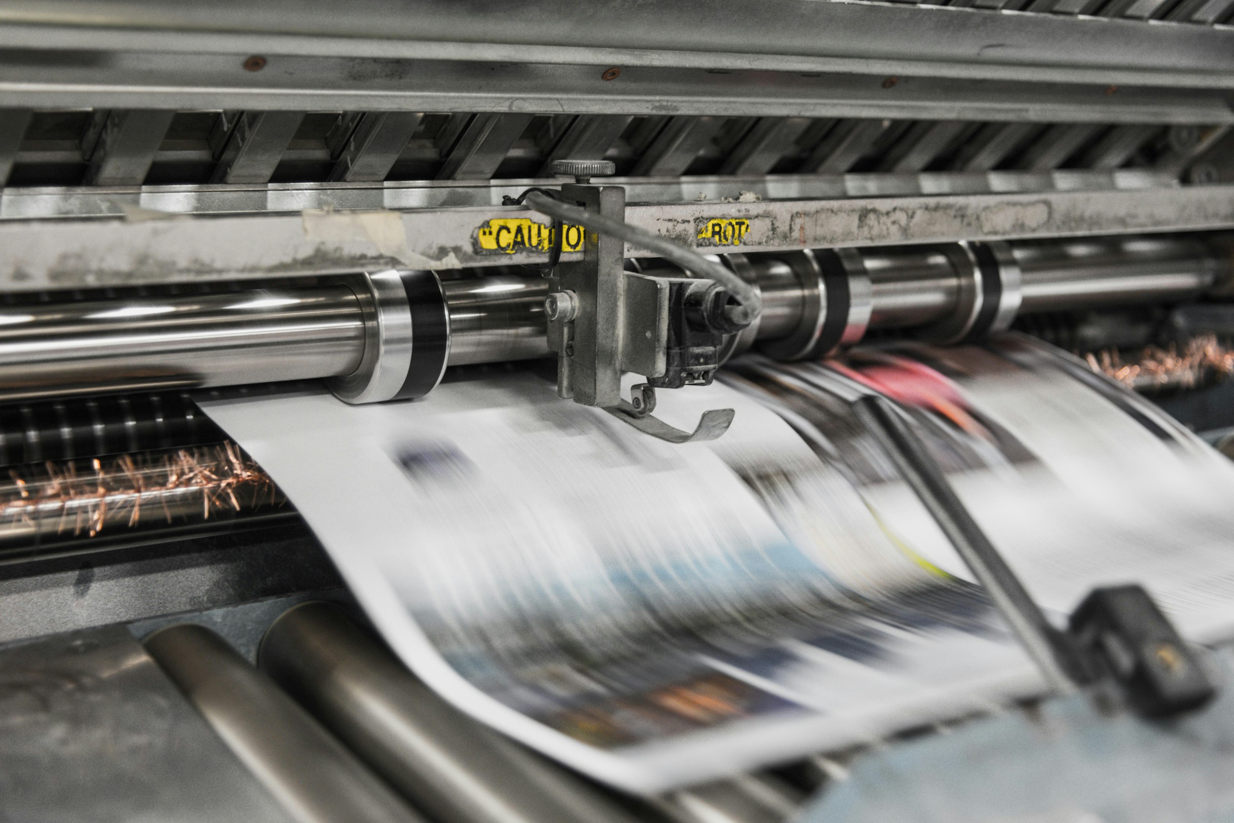Presse offset OKC — feuille couleur en sortie